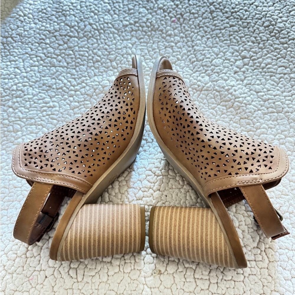 Universal Thread Tan Peep-Toe Sandals - Picture 3 of 7